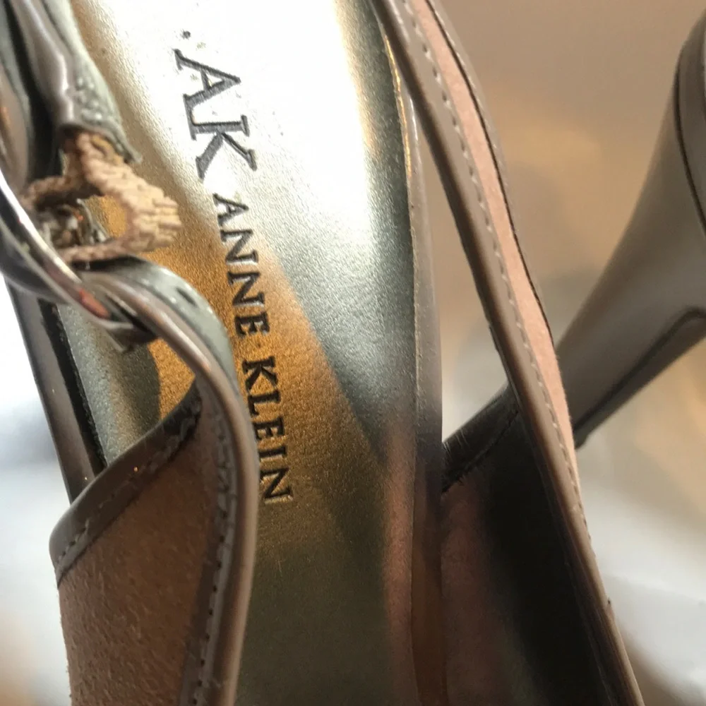 Anne Klein iFlex Taupe Peep-Toe platform Slingback Heels w:/AK sig Lion 8.5 NIB